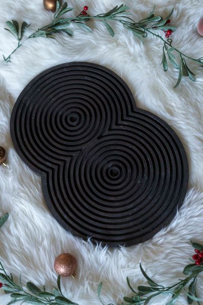 Huvudbild Bricka - Spiral Mörk - Version 2