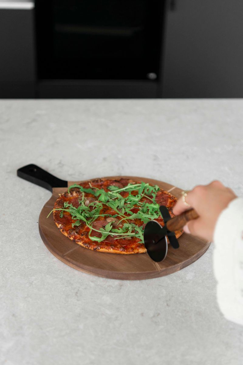Pizzabricka med skärare