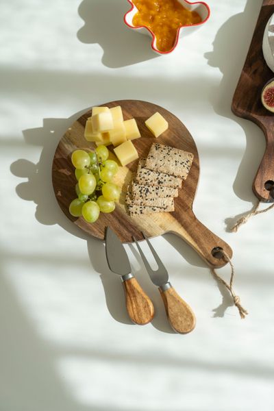 Huvudbild Ostbricka med två knivar 25cm Rund