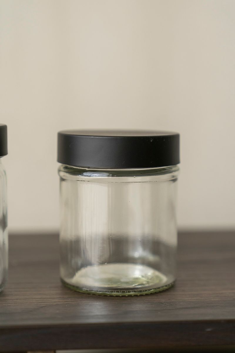 Burk med svart lock 300ml